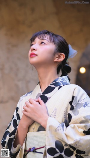 A woman in a kimono posing for a picture.